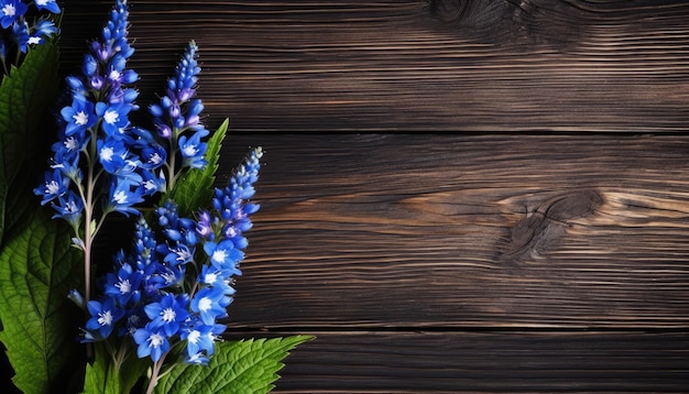 Fleurs bleues sur un fond en bois marron Placez votre texte