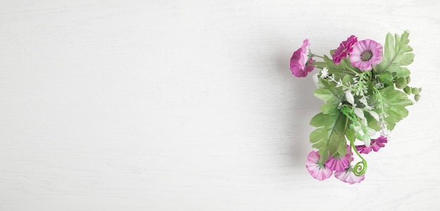 Fleurs sur le bureau blanc.