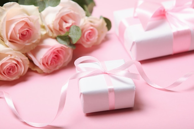 Fleurs et cadeaux sur la table mars concept fête des mères fête des femmes