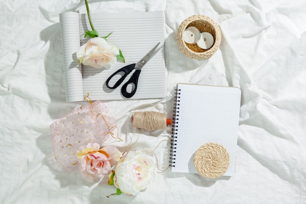 fleurs avec cahier vintage vide