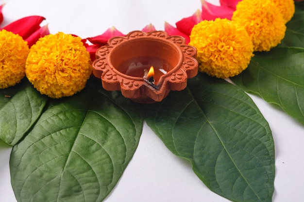 Fleurs de calendula rangoli pour le festival de Diwali, décoration florale du festival indien
