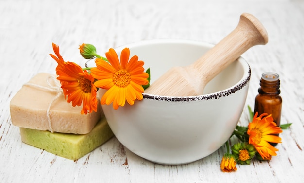 Fleurs de calendula et savon de bain