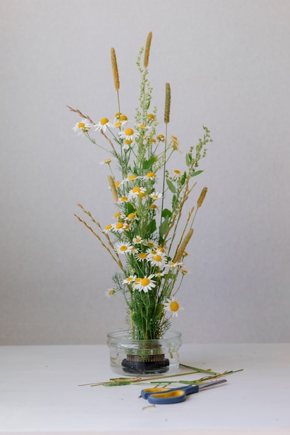 Fleurs de camomille dans le bouquet de la mariée ou en cadeau à une femme un bouquet de marguerites pour un anniversaire