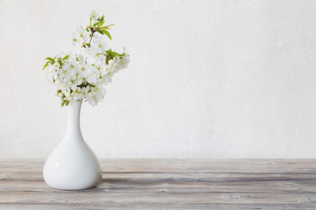 Fleurs de cerisier dans un vase