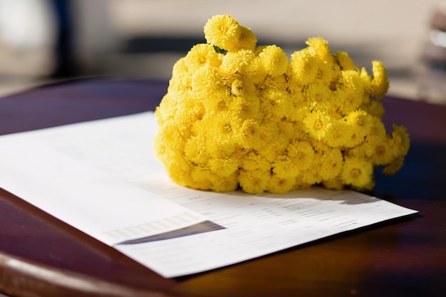 Fleurs de chrysanthème jaune sur une table en bois