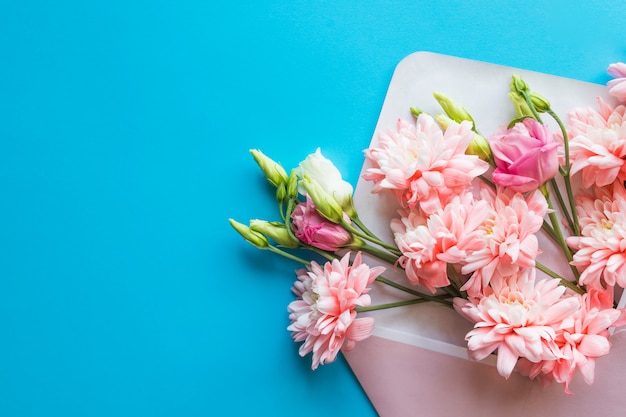 Fleurs de chrysanthème roses et de fleurs de renoncule, cadeau ou cadeau, enveloppe