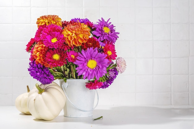 Fleurs et citrouilles sur table