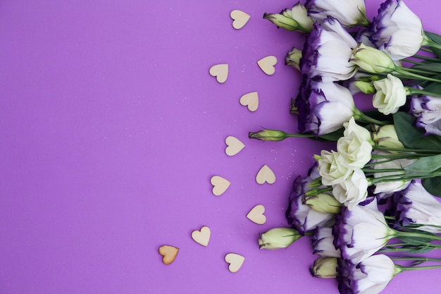 Fleurs et coeurs sur fond lilas. . Vide pour félicitations.