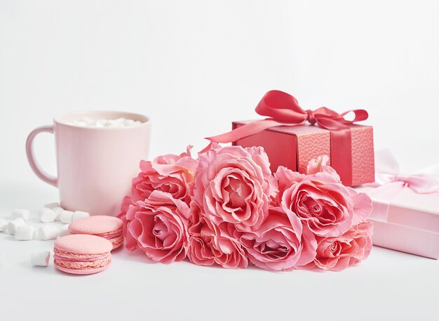 Fleurs et coffrets cadeaux sur blanc