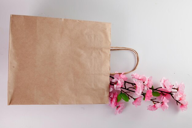 Fleurs colorées dans un sac en papier kraft marron avec poignées