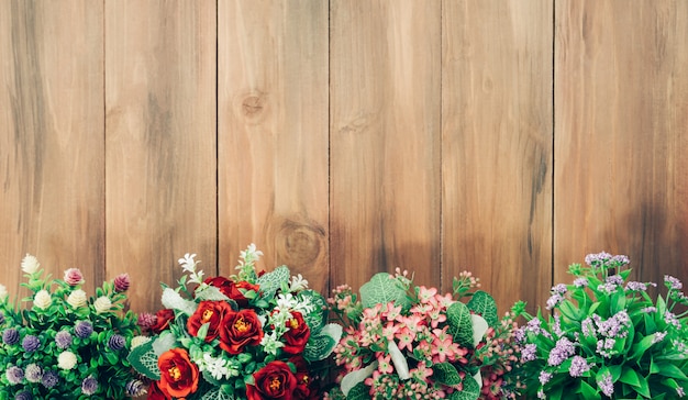 Fleurs colorées sur une table en bois