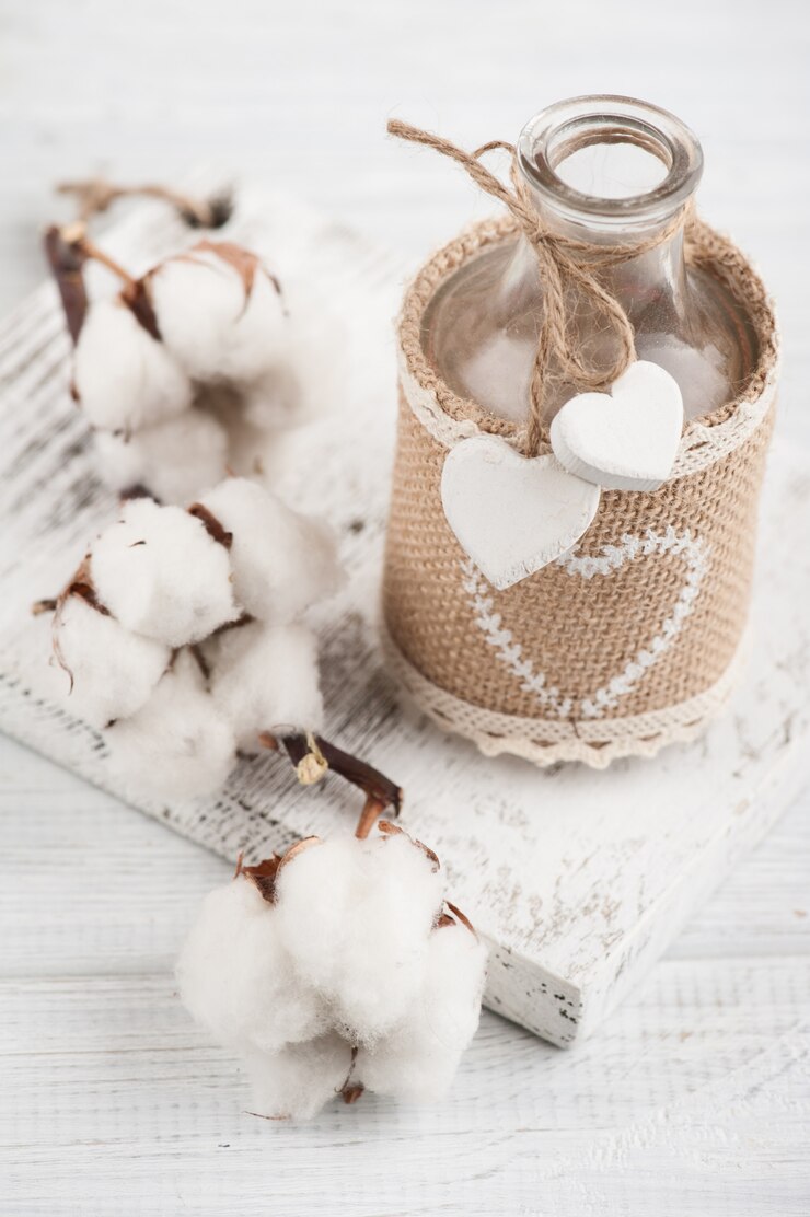 Fleurs en coton et bouteille rustique