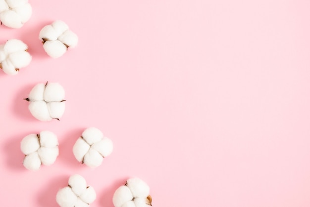 Fleurs en coton sur fond rose pastel