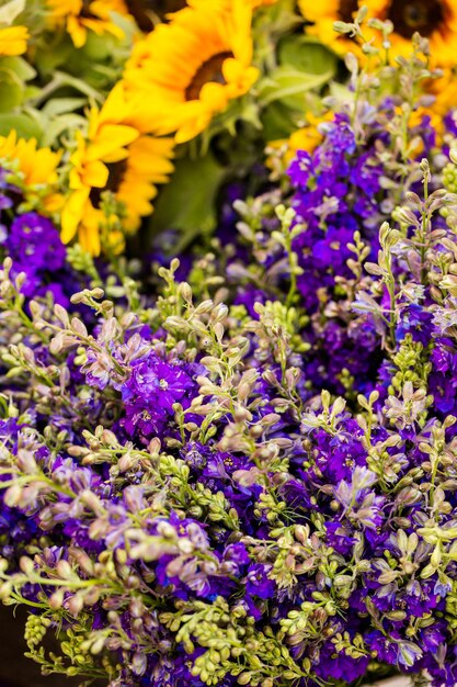 Fleurs coupées fraîches en vente sur le marché de producteurs locaux.