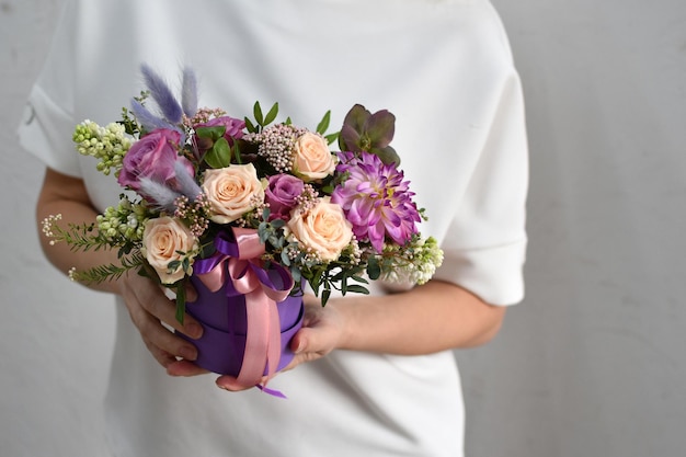 Fleurs dans une boîte à chapeau femme avec un bouquet de fleurs catalogue en ligne de composition végétale de magasin de livraison de fleurs