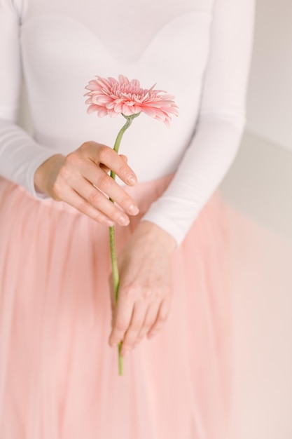 Fleurs dans les mains des filles jour de la femme tendresse soins saint valentin