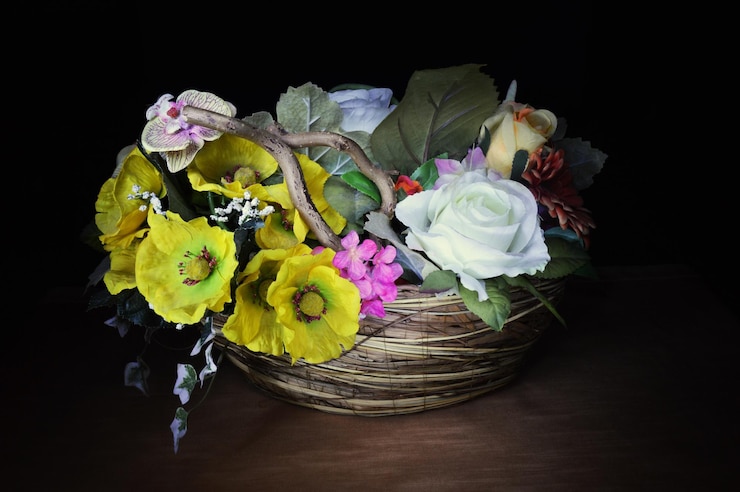 Photo des fleurs dans un panier sur la table