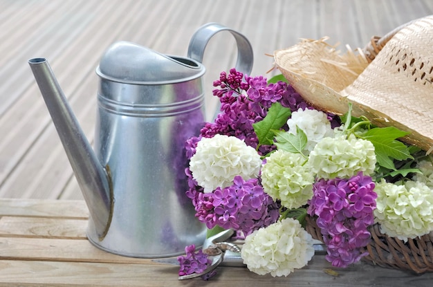 Fleurs dans un panier sur la terrasse