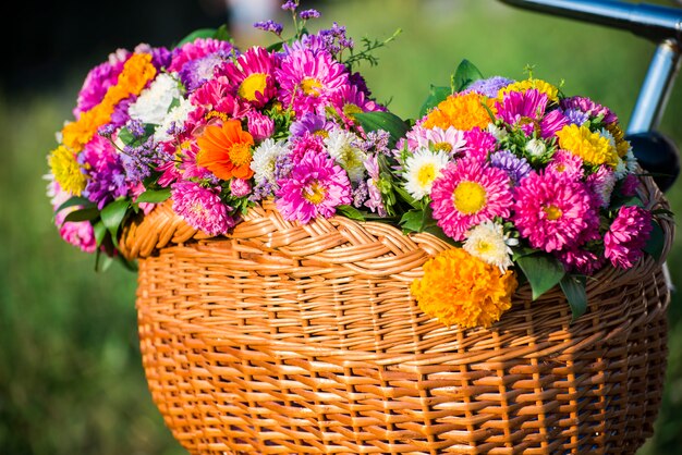 Fleurs dans le panier