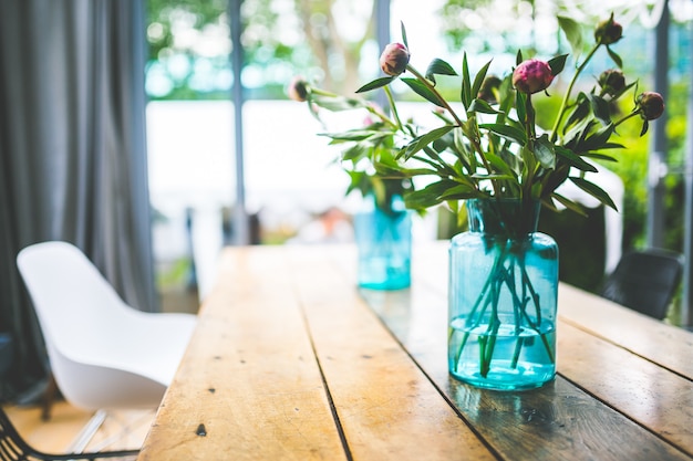 Photo fleurs dans un vase bleu sur la table