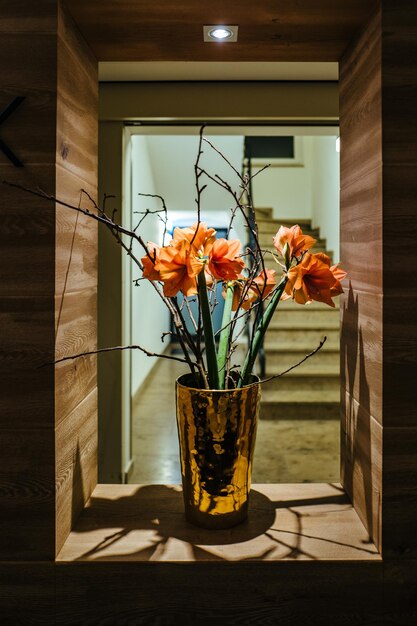 Des fleurs dans un vase à la maison