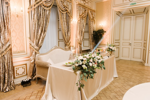 Fleurs dans un vase d'or sur une luxueuse table de vacances