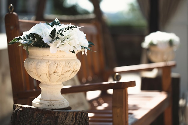 Fleurs dans un vase en pierre lors d'une cérémonie de mariage