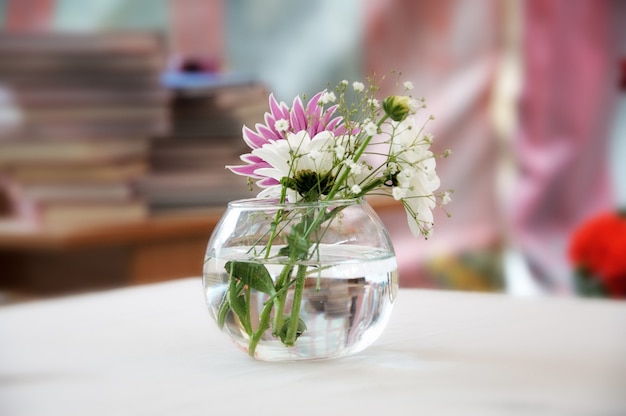 Fleurs dans un vase en verre rond