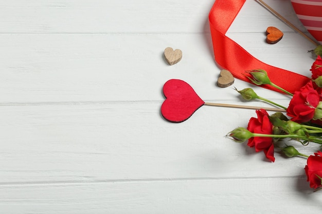 Fleurs et décor sur table en bois