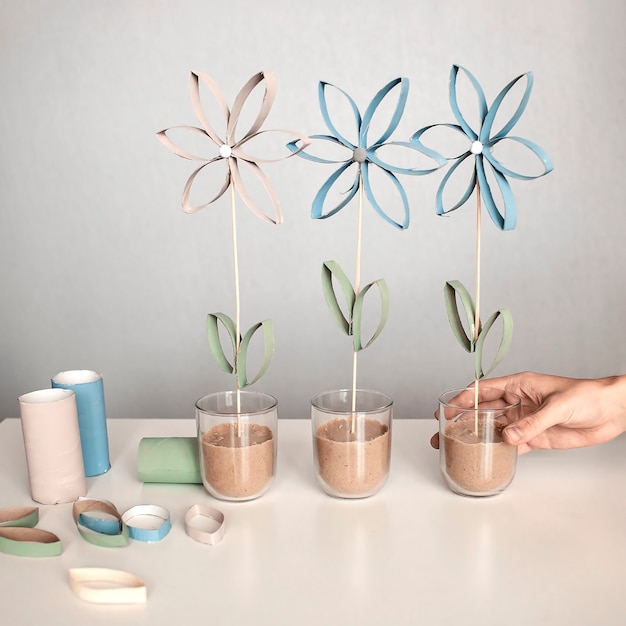 Fleurs du tube de papier toilette pour la fête des mères, artisanat zéro déchet pour les enfants, mur pastel neutre