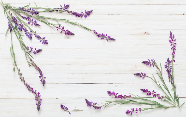 Fleurs sur un espace en bois blanc