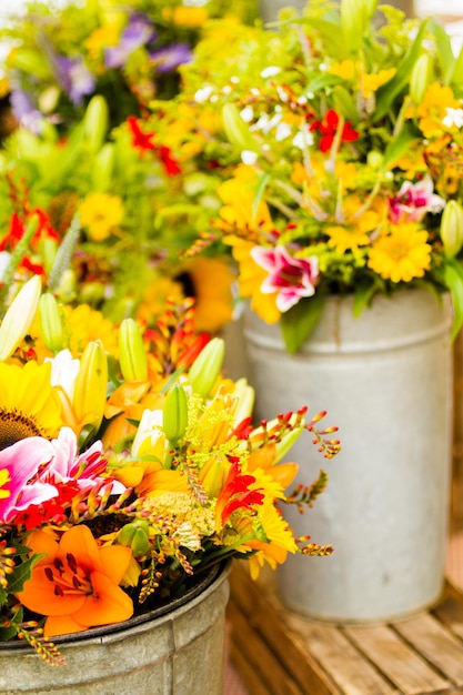 Fleurs d'été au marché fermier local.