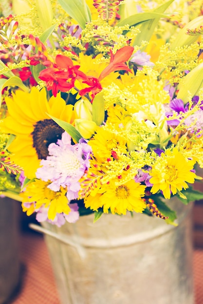 Fleurs d'été au marché fermier local.