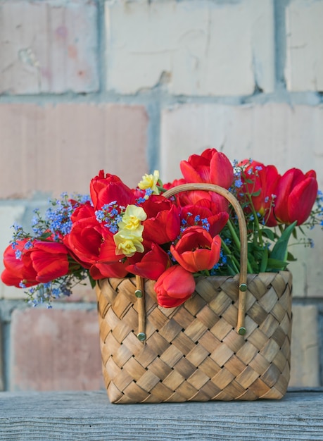 Fleurs d'été dans le panier de paille