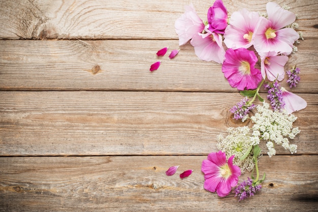 Fleurs d'été sur fond en bois ancien