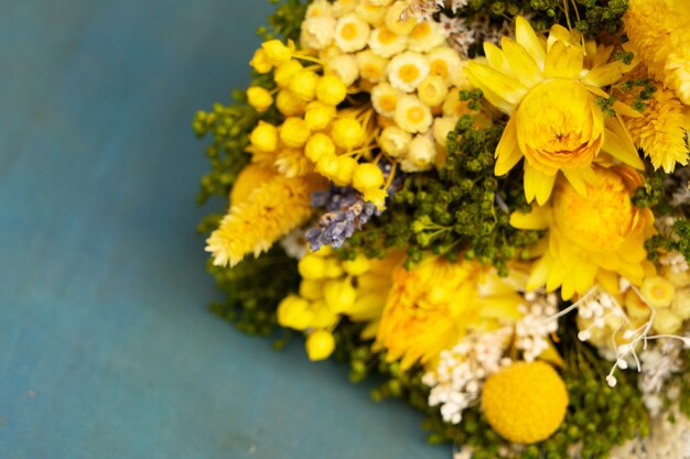 Fleurs éternelles de couleur jaune sur fond bleu