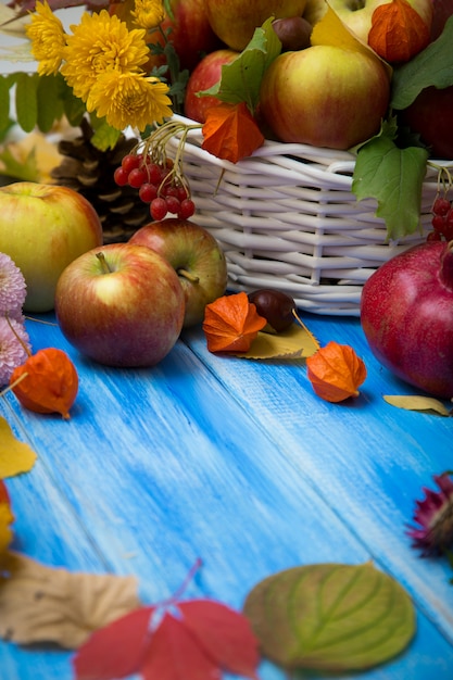 Fleurs, feuilles et fruits sur un fond en bois bleu