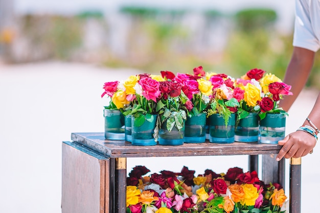 Fleurs en fleurs colorées fraîches dans un vase dans le panier