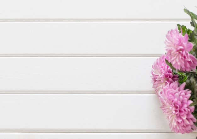 Fleurs sur fond de bois blanc