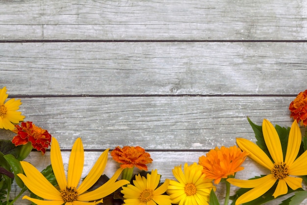 Fleurs sur fond de bois.