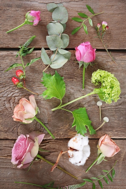 Des fleurs sur fond de bois