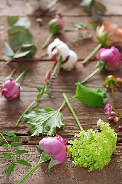 Des fleurs sur fond de bois