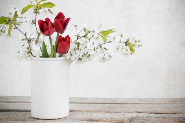 Fleurs sur fond grunge blanc