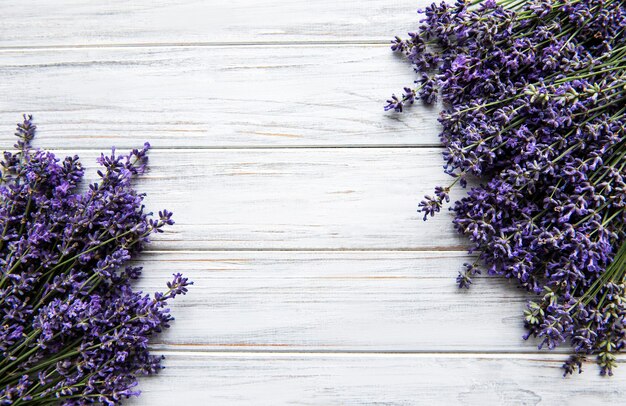 Fleurs Fraîches De Bouquet De Lavande Sur Une Surface En Bois Blanche