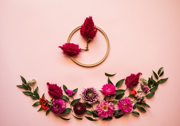 Des fleurs fraîches se trouvent sur un fond rose - Horloge en forme