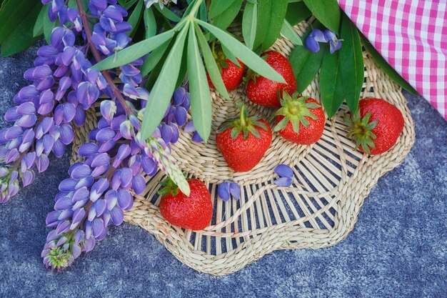 Fleurs de fraises et de lupins. Table d'été