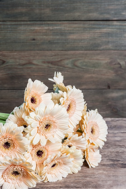 Fleurs de Gerbera sur mur en bois, mur vintage floral