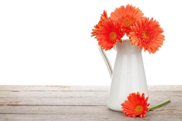 Fleurs de gerbera orange en pichet