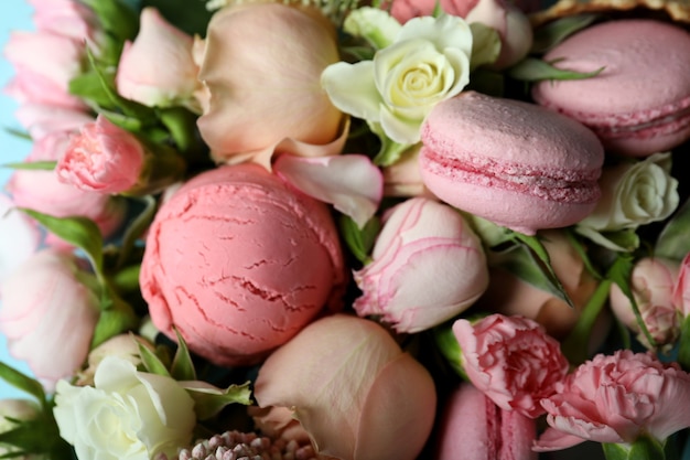 Fleurs, glaces et macarons, gros plan