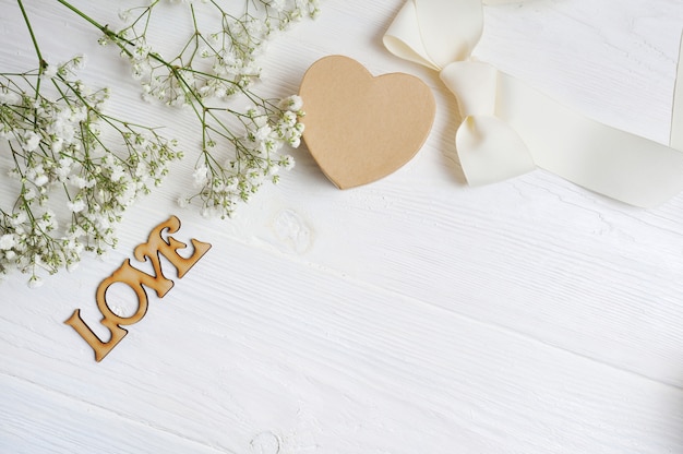 Fleurs de gypsophile cadeau blanc avec un coeur